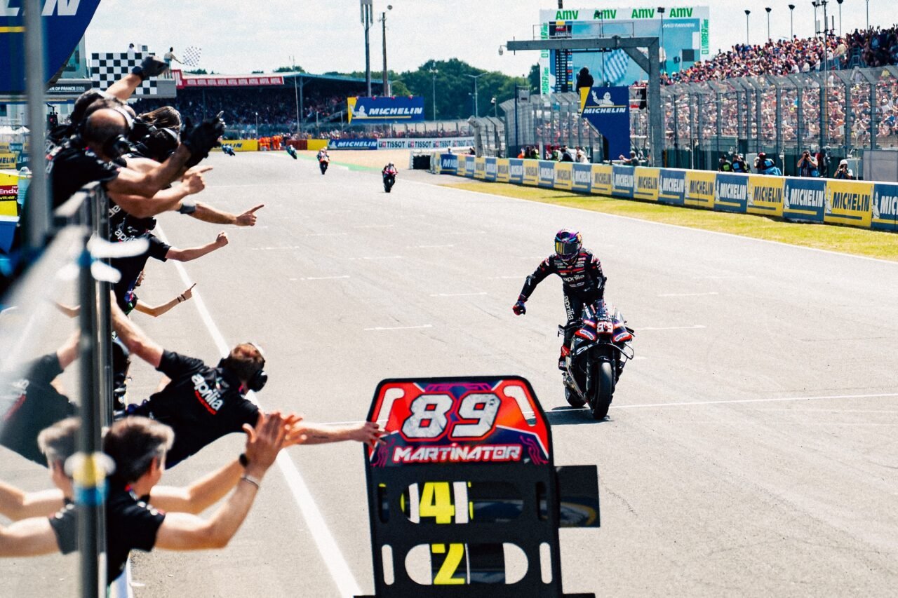 Jorge Martin Aprilia Racing in piedi sulla moto attraversa traguardo Sprint Le Mans 2026 cartello Martinator